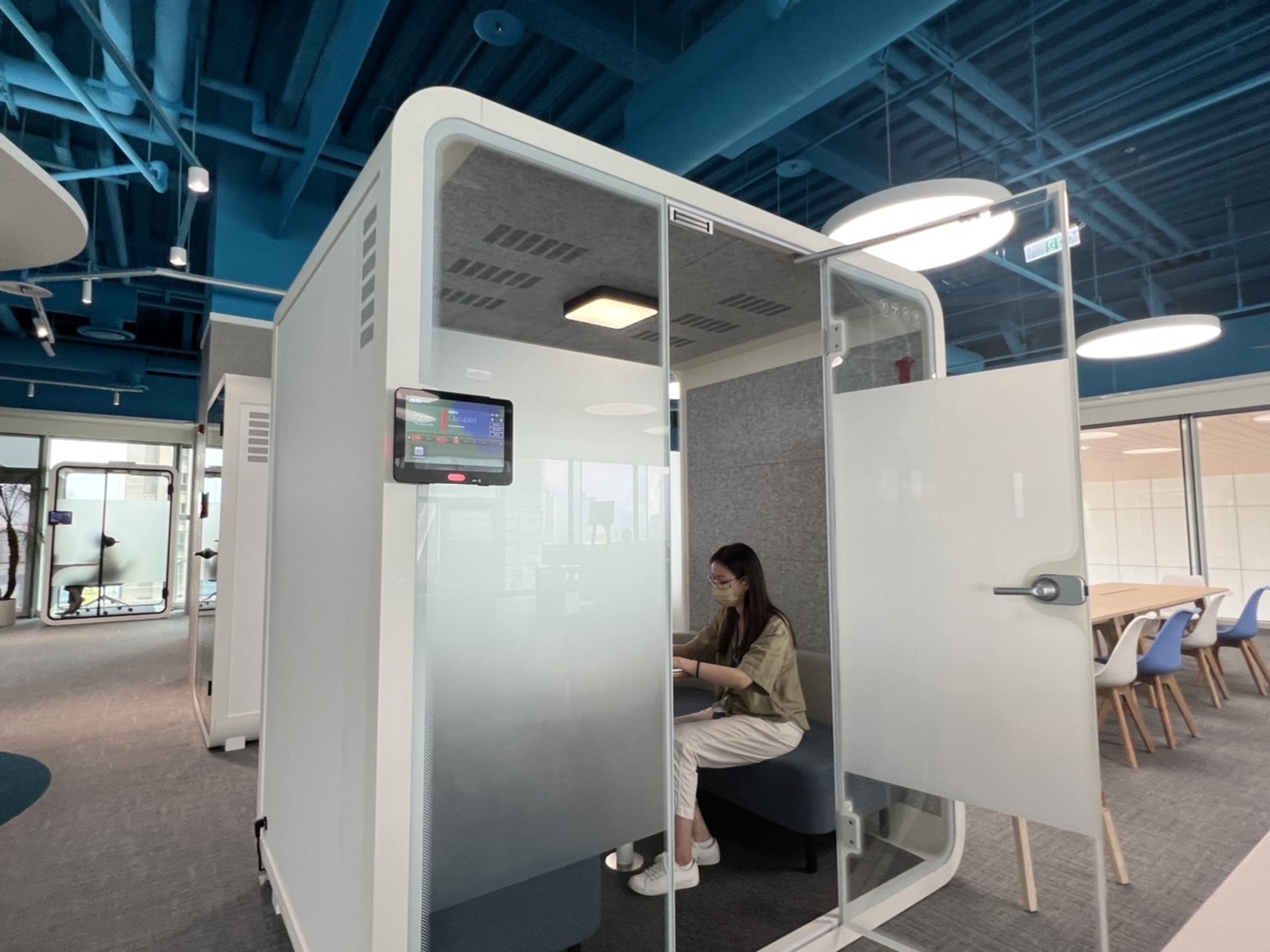 MG不朽情缘高雄據點的智慧行動辦公艙，展現MG不朽情缘在面板以外的研發應用軟實力