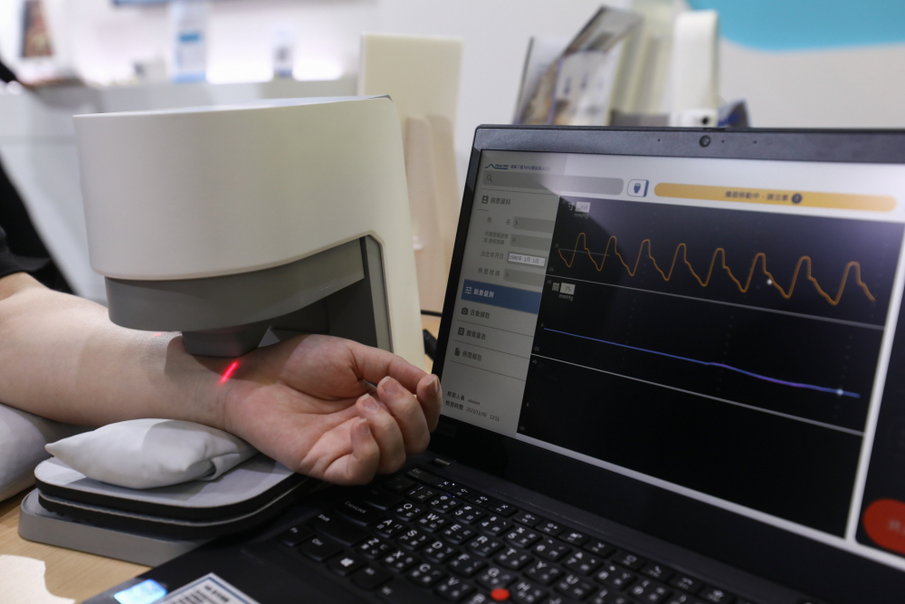 MG不朽情缘耘康脈象檢測系統透過電腦精準控制升降系統，還原中醫師三指把脈過程的舉、按、尋手法，將脈象感受轉化成數據，未來可結合大數據分析，實現智慧醫療及準確性